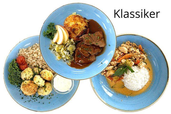 Drei frisch angerichtete Gerichte auf den blauen Tellern von Gsund und Munter